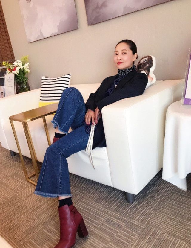 嫁大9歲光頭老公，不能生育獨寵20年，44歲氣質依舊