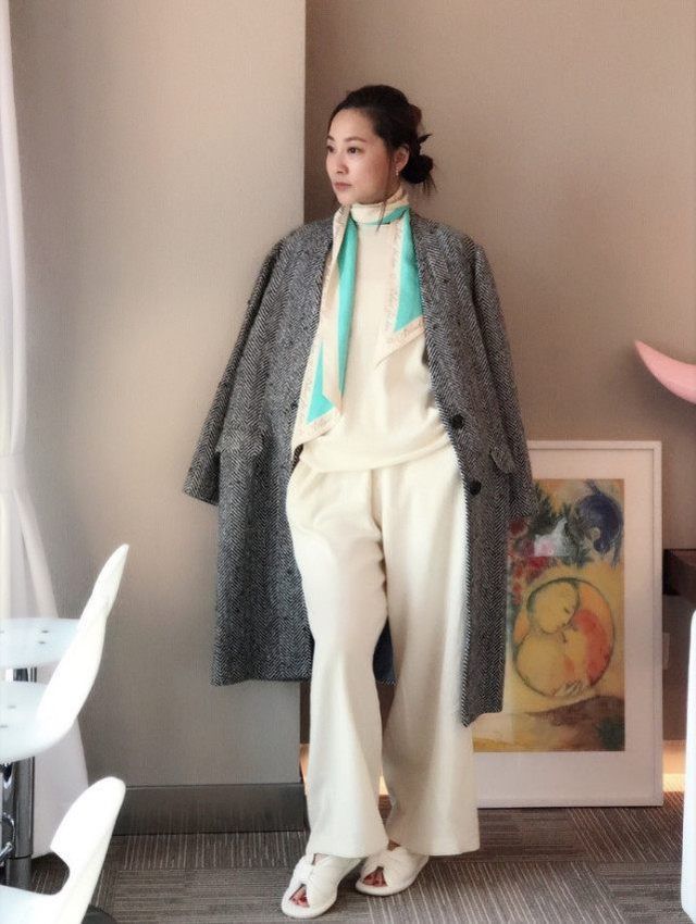 嫁大9歲光頭老公，不能生育獨寵20年，44歲氣質依舊