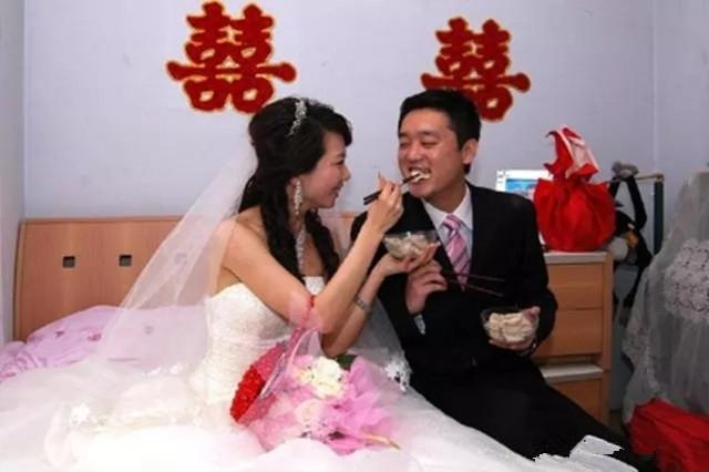 結婚八年妻子終懷孕，打電話給丈夫報喜電話忘掛，聽到對話愣住了！