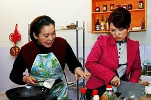 結婚八年妻子終懷孕，打電話給丈夫報喜電話忘掛，聽到對話愣住了！