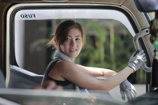 從爆紅到被質疑 香港「最美搬運工」,並沒有嫁給男嘉賓，她後來怎樣了？