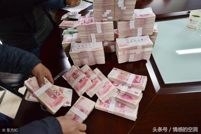 老婆每月給他媽兩千生活費，參加完我弟弟的婚禮後，我們吵了起來