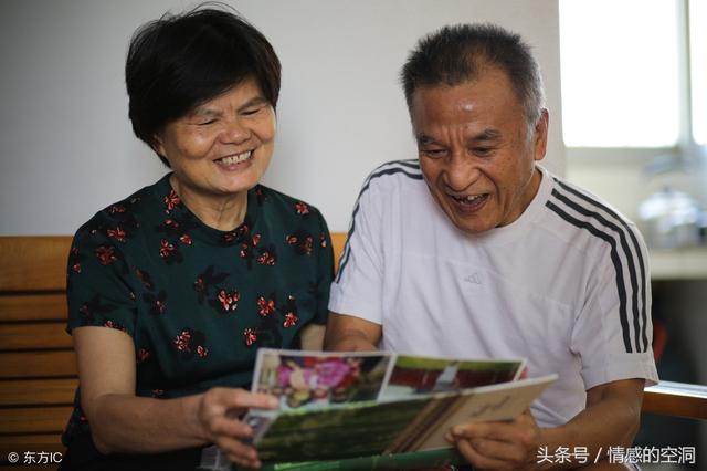 老婆每月給他媽兩千生活費，參加完我弟弟的婚禮後，我們吵了起來