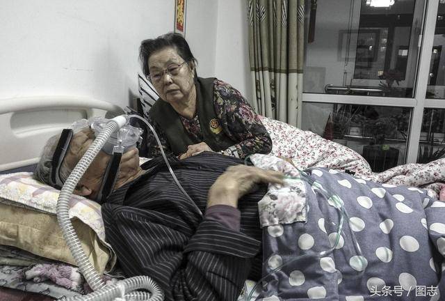 這一次真的要走了…老爺爺離開前顫抖撒嬌　妻子不捨吻別「道出相守80年承諾」全網淚崩