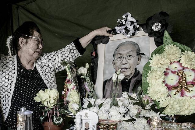 這一次真的要走了…老爺爺離開前顫抖撒嬌　妻子不捨吻別「道出相守80年承諾」全網淚崩