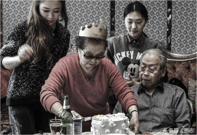 這一次真的要走了…老爺爺離開前顫抖撒嬌　妻子不捨吻別「道出相守80年承諾」全網淚崩