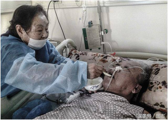 這一次真的要走了…老爺爺離開前顫抖撒嬌　妻子不捨吻別「道出相守80年承諾」全網淚崩