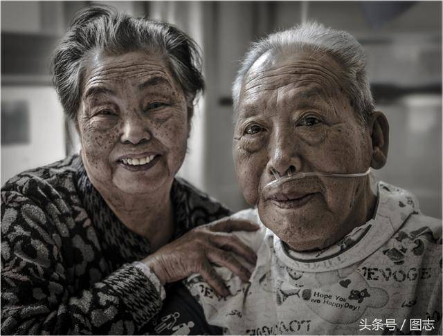這一次真的要走了…老爺爺離開前顫抖撒嬌　妻子不捨吻別「道出相守80年承諾」全網淚崩