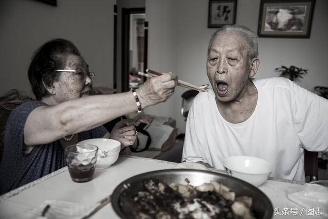 這一次真的要走了…老爺爺離開前顫抖撒嬌　妻子不捨吻別「道出相守80年承諾」全網淚崩
