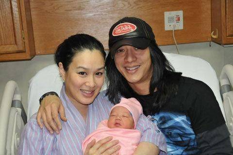 近50歲的鐘麗緹素顏曝光，嬸樣畢露，肚子大得可怕！網友：老公怎麼敢要