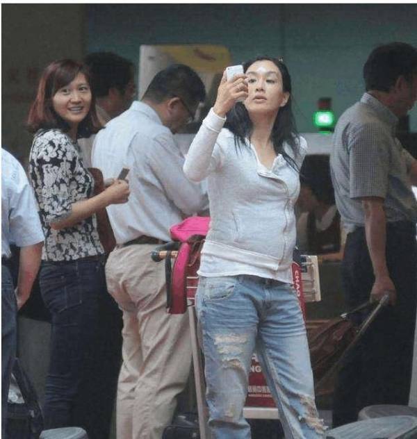 近50歲的鐘麗緹素顏曝光，嬸樣畢露，肚子大得可怕！網友：老公怎麼敢要