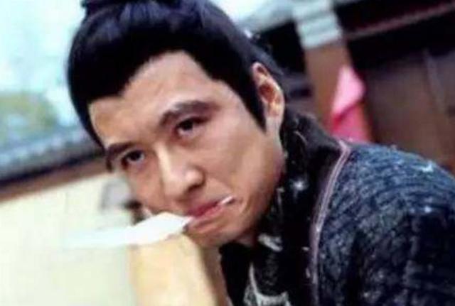 55歲孫興近況曝光！一手好牌打爛，夫妻倆到處走穴商演，網友：混到這個地步？