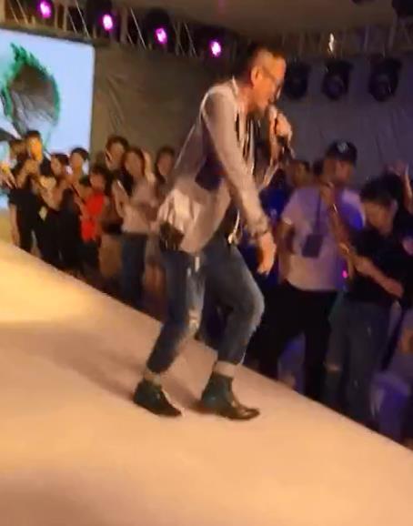 55歲孫興近況曝光！一手好牌打爛，夫妻倆到處走穴商演，網友：混到這個地步？