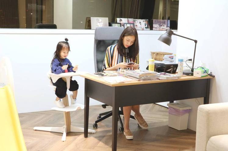 細節見教育！隋棠「帶2歲女兒陪上班」　進公司「小動作曝光家教」網看傻：才2歲教成這樣！