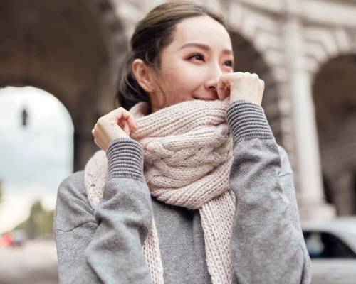 細節見教育！隋棠「帶2歲女兒陪上班」　進公司「小動作曝光家教」網看傻：才2歲教成這樣！