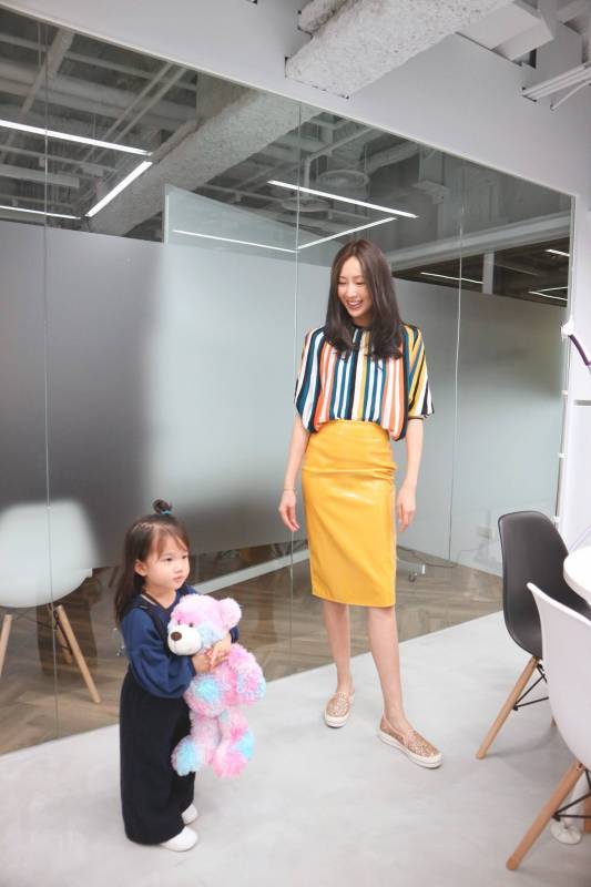 細節見教育！隋棠「帶2歲女兒陪上班」　進公司「小動作曝光家教」網看傻：才2歲教成這樣！