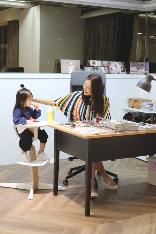 細節見教育！隋棠「帶2歲女兒陪上班」　進公司「小動作曝光家教」網看傻：才2歲教成這樣！