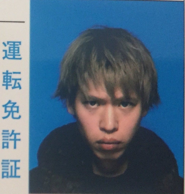 「東大校草」聰明又有錢，卻總是口罩不離身！當他拿下口罩後，迷妹們全崩潰！