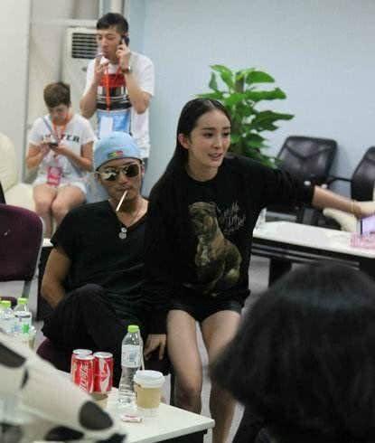 楊冪謝霆鋒被曝宣布大婚？王菲不淡定了，大冪冪方4字霸氣回應!
