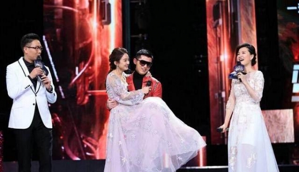5位女星被抱起，林志玲吃啞巴虧，Angelababy嚇得大喊，熱巴才是真尷尬！ 
