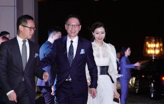 三個女人一台戲！甘比李嘉欣何超瓊同框不尷尬，昔日情敵變閨蜜
