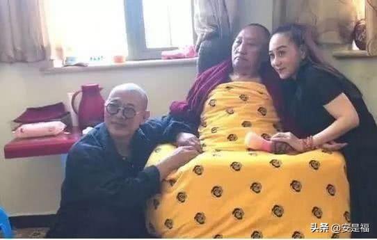 56歲李連杰一家近照，58歲老婆宛如少女，四個女兒長相漂亮