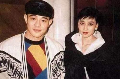 56歲李連杰一家近照，58歲老婆宛如少女，四個女兒長相漂亮