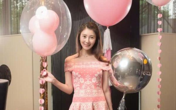 本是人人羨慕的闊太，嫁大9歲總裁兒女雙全，今34歲卻過得艱辛