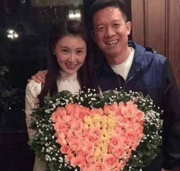 本是人人羨慕的闊太，嫁大9歲總裁兒女雙全，今34歲卻過得艱辛