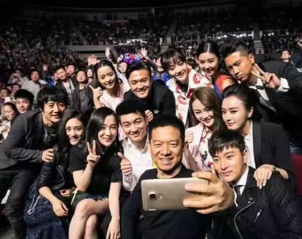 本是人人羨慕的闊太，嫁大9歲總裁兒女雙全，今34歲卻過得艱辛