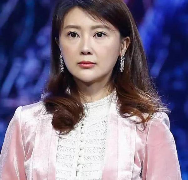 本是人人羨慕的闊太，嫁大9歲總裁兒女雙全，今34歲卻過得艱辛