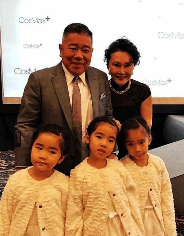 47歲黎姿魅力十足，盡享天倫之樂，可惜女兒們沒能繼承貌美顏值！