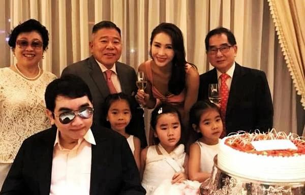 47歲黎姿魅力十足，盡享天倫之樂，可惜女兒們沒能繼承貌美顏值！