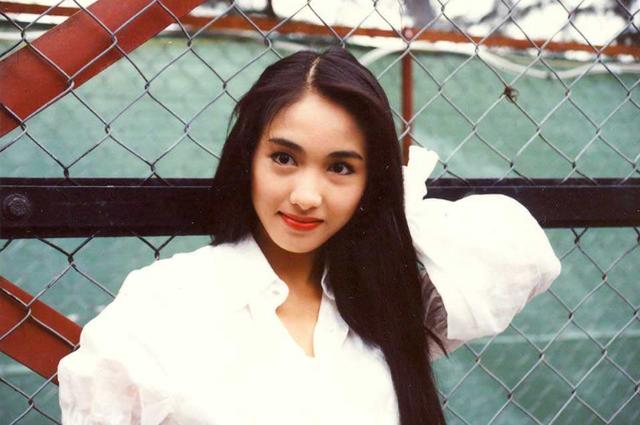47歲黎姿魅力十足，盡享天倫之樂，可惜女兒們沒能繼承貌美顏值！