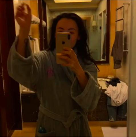張柏芝穿浴袍曬自拍，舉杯暢飲心情好，浴缸上男人衣服搶鏡！