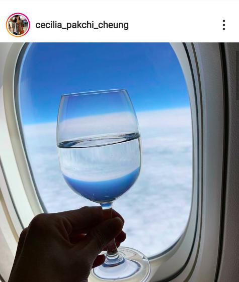 張柏芝穿浴袍曬自拍，舉杯暢飲心情好，浴缸上男人衣服搶鏡！