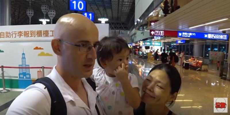 吳鳳1年沒回家！帶妻小搭12小時飛機抵土耳其，爺爺到孫女「真實流露表情」眾網友淚崩~~~