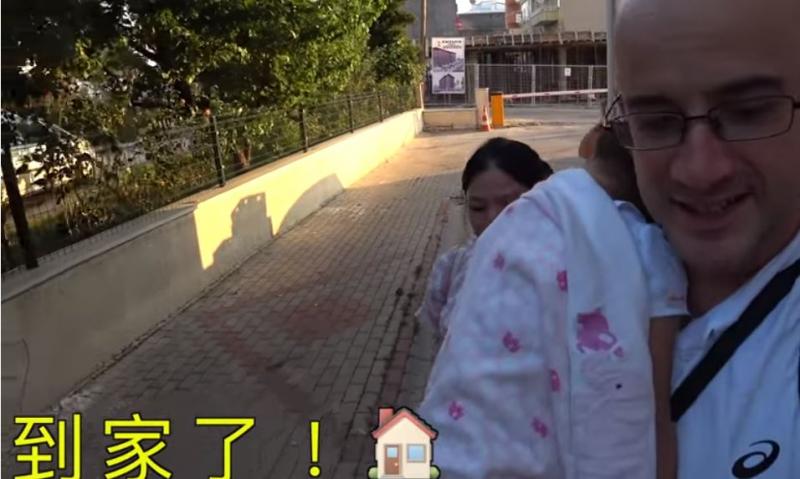 吳鳳1年沒回家！帶妻小搭12小時飛機抵土耳其，爺爺到孫女「真實流露表情」眾網友淚崩~~~
