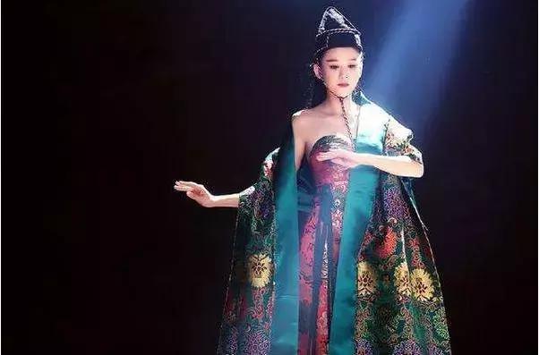 陳喬恩難掩大肚子，被傳欲與杜淳奉子成婚，陳喬恩現身做出回應!