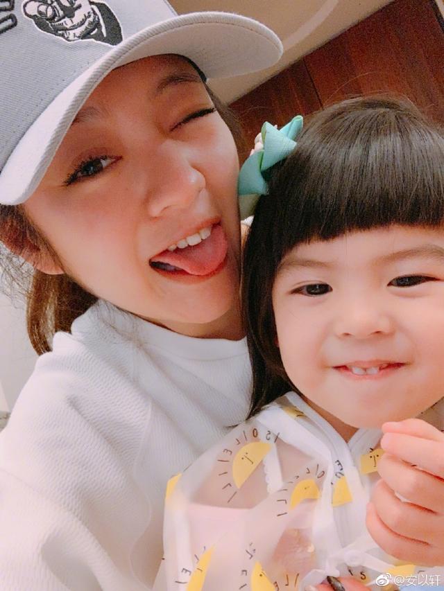 安以軒周末聚會賈靜雯一家，咘咘穿公主裙變身小公主波妞古靈精怪！
