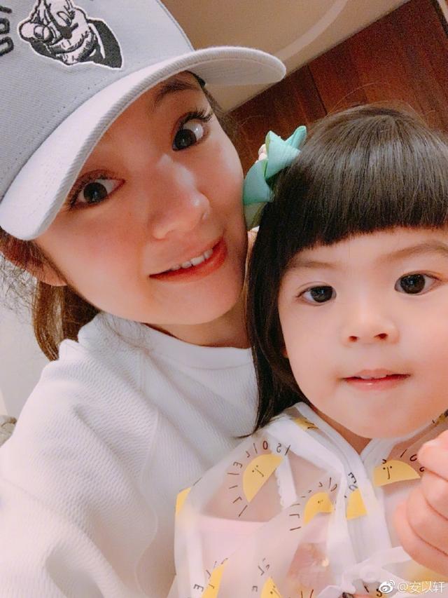 安以軒周末聚會賈靜雯一家，咘咘穿公主裙變身小公主波妞古靈精怪！