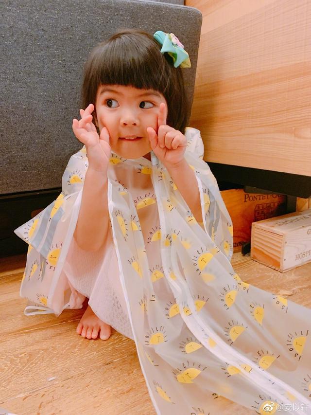安以軒周末聚會賈靜雯一家，咘咘穿公主裙變身小公主波妞古靈精怪！