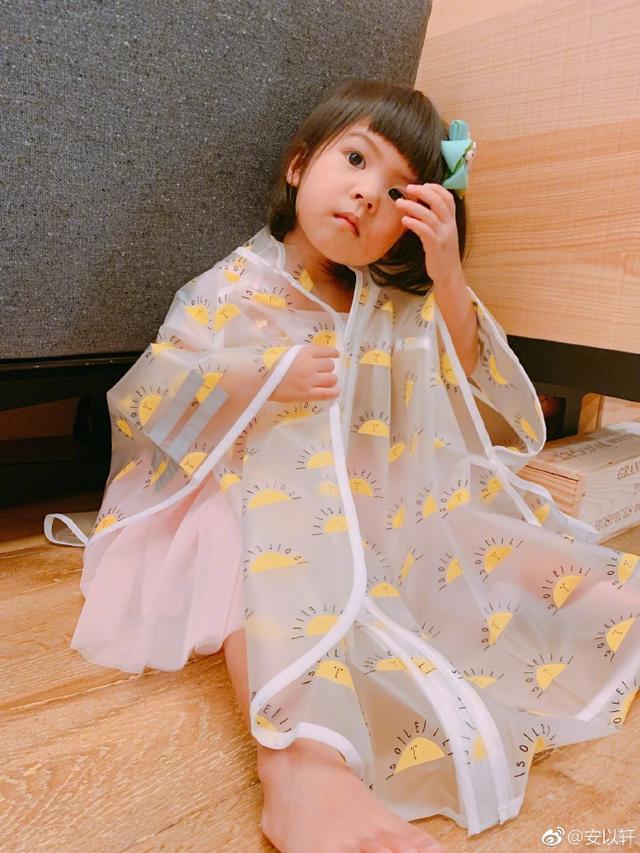 安以軒周末聚會賈靜雯一家，咘咘穿公主裙變身小公主波妞古靈精怪！