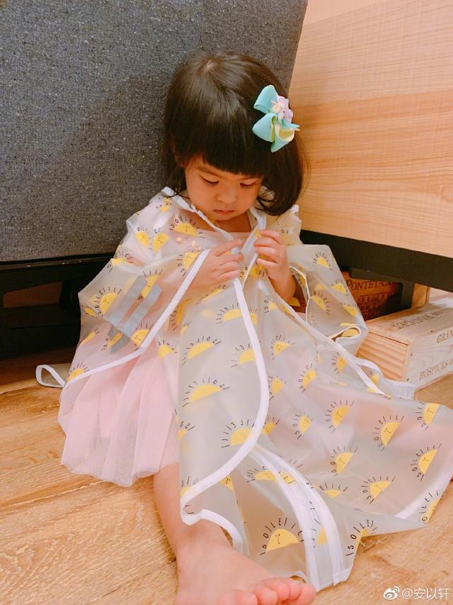 安以軒周末聚會賈靜雯一家，咘咘穿公主裙變身小公主波妞古靈精怪！
