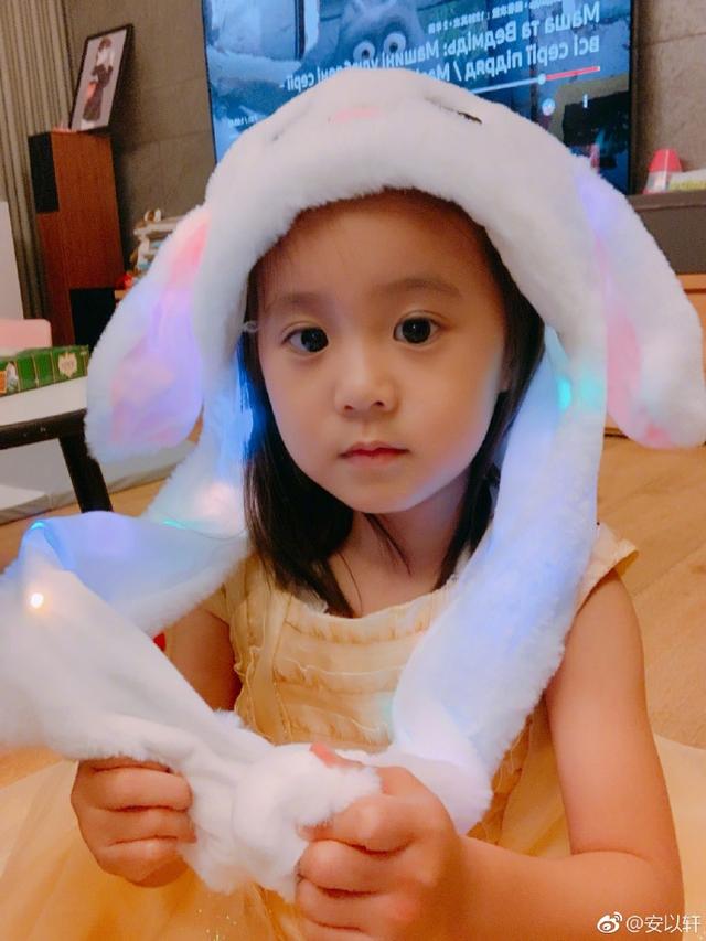 安以軒周末聚會賈靜雯一家，咘咘穿公主裙變身小公主波妞古靈精怪！