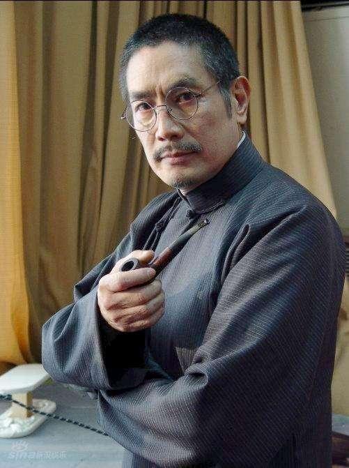 他娶邵氏花旦毀其容，娶亞洲小姐打到離婚，如今67歲還在拍戲！