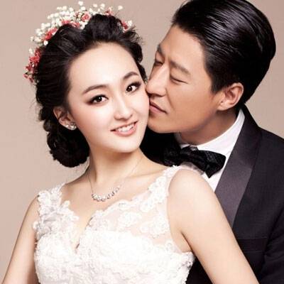成名後拋棄流產妻子，娶小13歲女友後連生三胎！