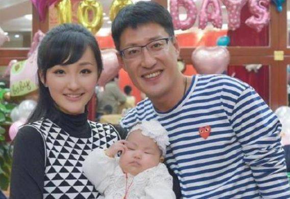 成名後拋棄流產妻子，娶小13歲女友後連生三胎！
