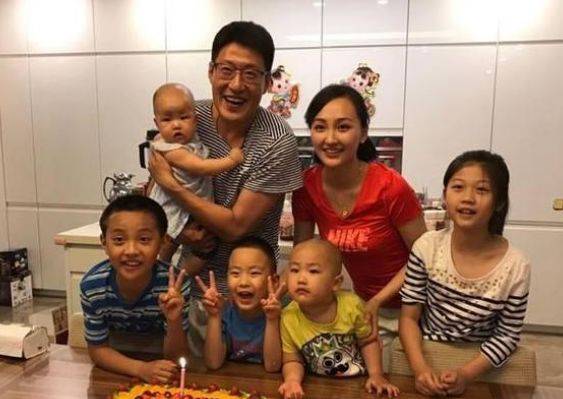 成名後拋棄流產妻子，娶小13歲女友後連生三胎！