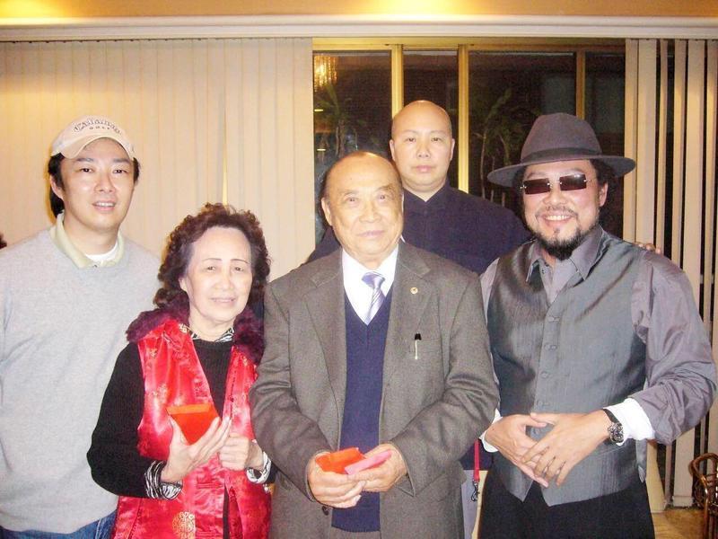 費玉清退休想養雞！一首《晚安曲》淚別舞台，坦言不聽父親當年「讓他休息」的勸告，如今後悔不已。